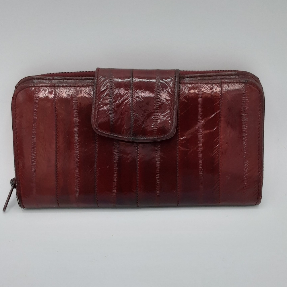 Classic Women's Zip-Around Wallet in Burgundy